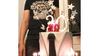 Rayakan ulang tahun yang ke 30, Jonas dapat kejutan dan kue yang megah dari Asmirandah. Foto: Instagram @asmirandah89