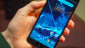 Ia hadir dengan bentangan layar 5,5 inch dengan resolusi Full HD+ dan aspek rasio 18:9. Foto: Pocket Lint