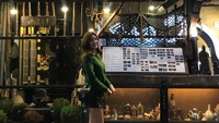 Dengan rok pendek dan boots selutut, Yeon Jeong asyik saja jalan-jalan menyusuri Tokyo. (Instagram/@90_allie)
