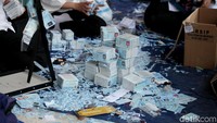 Ada juga yang berasal dari Tuban, Banyuwangi dan Sulbar. e-KTP yang tercecer rusak secara data dan fisik.