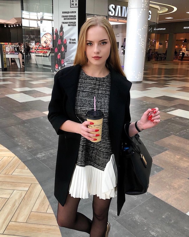 Wanita berambut pirang ini pun kerap kali memikat hati lewat busana stylish yang dikenakannya. Foto: Instagram