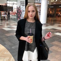 Wanita berambut pirang ini pun kerap kali memikat hati lewat busana stylish yang dikenakannya. Foto: Instagram