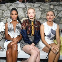 Juga duduk di front-row, Doona Bae, Laura Harrier, aktris Game of Thones Sophie Turner dan Sienna Miller. (Foto: Getty Images)