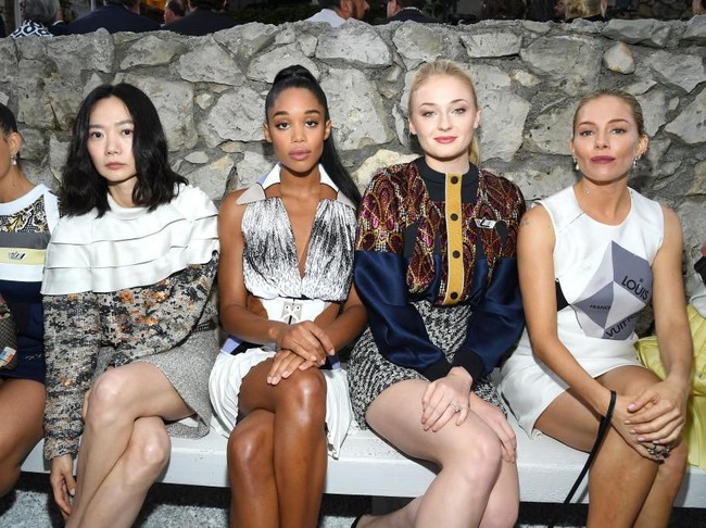 Juga duduk di front-row, Doona Bae, Laura Harrier, aktris Game of Thones Sophie Turner dan Sienna Miller. (Foto: Getty Images)