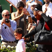Setelah sempat absen dari laga Grand Slam tenis selama 14 bulan karena hamil, petenis Amerika Serikat Serena Willams kembali beraksi di lapangan. Kali ini di Prancis Terbuka Roland Garros yang berlangsung di Paris, Selasa (29/5/2018). (Foto: Matthew Stockman/Getty Images)