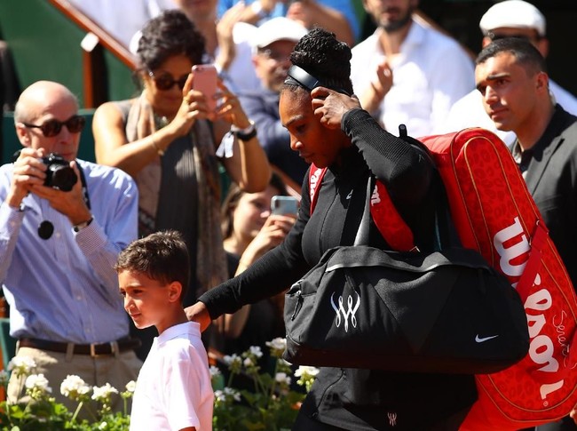 Setelah sempat absen dari laga Grand Slam tenis selama 14 bulan karena hamil, petenis Amerika Serikat Serena Willams kembali beraksi di lapangan. Kali ini di Prancis Terbuka Roland Garros yang berlangsung di Paris, Selasa (29/5/2018). (Foto: Matthew Stockman/Getty Images)