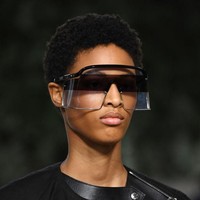 Di jajaran aksesori, Louis Vuitton melansir  kacamata hitam bergaya speed dealer tanpa bingka dengan twist retro. (Foto: Getty Images)
