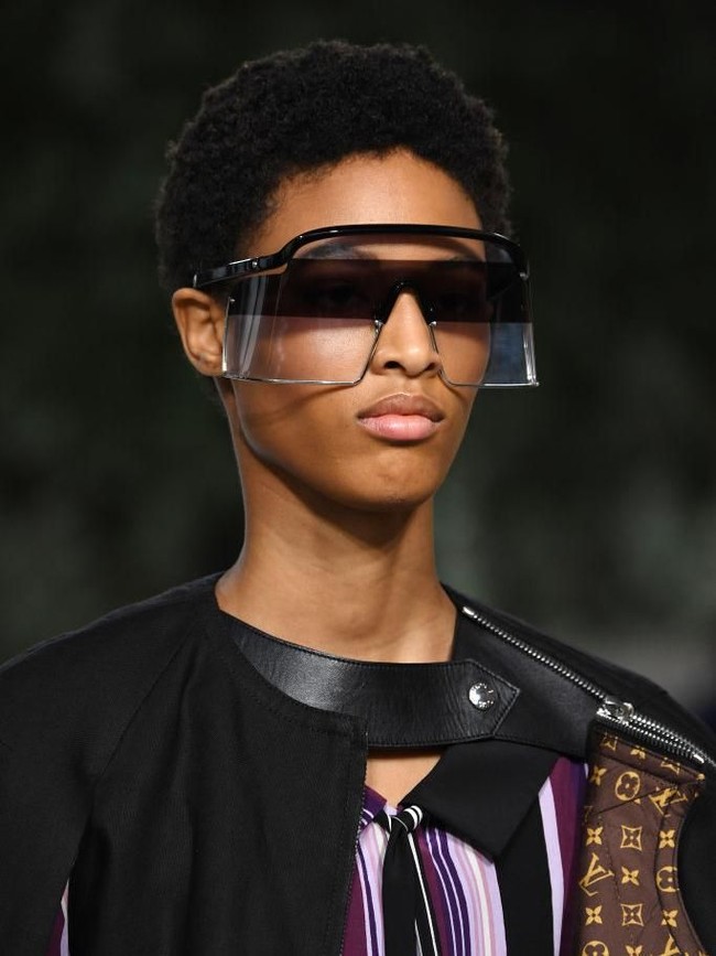 Di jajaran aksesori, Louis Vuitton melansir  kacamata hitam bergaya speed dealer tanpa bingka dengan twist retro. (Foto: Getty Images)