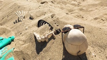 Mulai dari berjemur di pantai. Foto: instagram.com/omgliterallydead