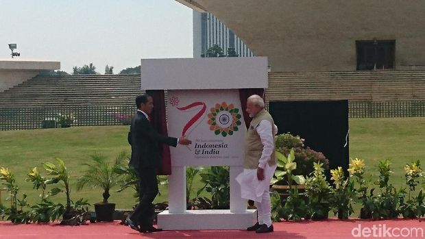 Asyiknya Gaya Jokowi dan PM India Main Layangan di Monas