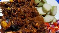 Deretan penjaja sate mudah ditemui di Jalan Sungai Sambas, Jakarta Selatan. Unggahan sate ayam milik @kulinerjabodetabek ini benar-benar menggugah selera. Apalagi ada telur muda, ati ampela dan kulit ayam dalam setusuk sate nikmat. Foto: Instagram