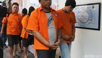 Polisi berhasil mengungkap 50.000 butir ekstasi jaringan Jerman-Jakarta yang melibatkan 10 tersangka. Mereka juga ikut digelar beserta barang buktinya.