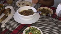 Tuh kan, ternyata mantan juara tinju dunia di delapan kelas berbeda ini selalu makan besar saat sarapan. Kali ini ia melahap semangkuk sup, ikan goreng, teri goreng, oseng pare telur plus secangkir kopi hangat. Foto: Instagram mannypacquiao