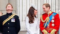 Ada-ada saja kan ulah Pangeran Harry kala menemani Pangeran Wiliam dan Kate Middleton. Foto: Dok. Instagram/katenmeg