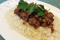 Punya Beras dan <i/>Rice Cooker</i>? Bikin Nasi Sosis dan Teri Pedas yang Enak Buat Berbuka 