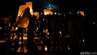 Ada ribuan lampion yang disediakan untuk diterbangkan, baik oleh umat Buddha maupun masyarakat umum (Pertiwi/detikTravel)