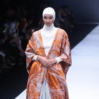 Ingin tampilan yang dramatis di Hari Raya? Outerwear panjang seperti milik Norma Hauri adalah jawabannya. Luaran ini bisa jadi pelengkap untuk gamis panjang atau padanan atasan dan celana palazzo. Foto: Moh abduh/Wolipop