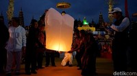 Pengerbangan lampion Waisak 2018 dipimpin oMenteri Agama Lukman Hakim Saifuddin secara simbolis dengan ditemani oleh para pemuka agama (Pertiwi/detikTravel)