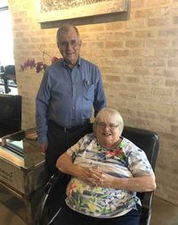 Video Viral Kakek Belajar Menata Rambut Istri Ini Bikin Netizen Tersentuh