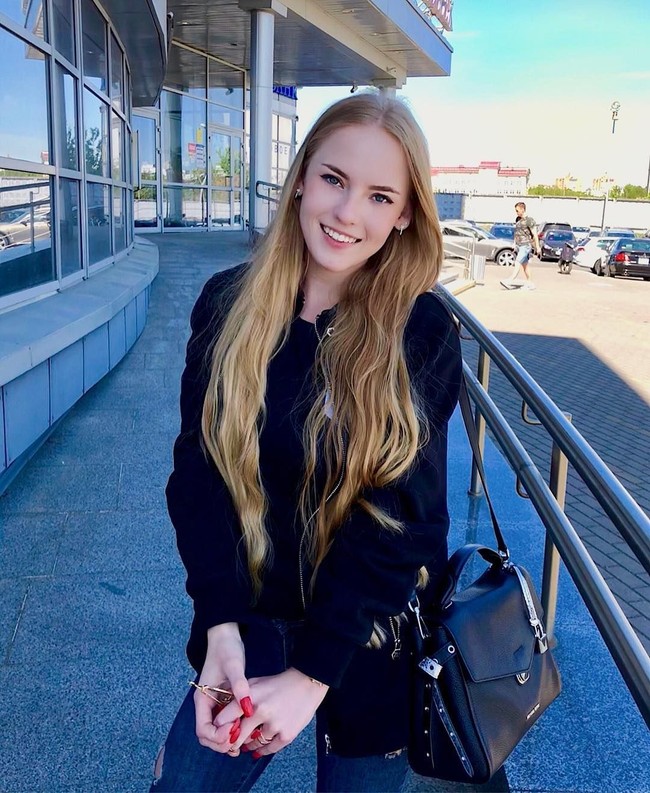 Namun dalam akun Facebook, Oksana menulis di profil dirinya bahwa dia adalah seorang guru. Wanita cantik ini lulusan Universitas Kiev, Ukraina. Foto: Instagram