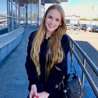 Namun dalam akun Facebook, Oksana menulis di profil dirinya bahwa dia adalah seorang guru. Wanita cantik ini lulusan Universitas Kiev, Ukraina. Foto: Instagram