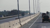 Kemudian, paket 4 9,5 km juga beroperasi fungsional di Juni 2018 dengan empat lajur. Kondisi jalan juga sudah dikeraskan dengan rigid pavement sehingga bisa beroperasi saat mudik Lebaran 2018.