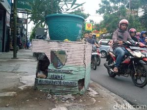 Ironis, Trotoar Tak Jauh dari Kantor Bupati Bandung Rusak