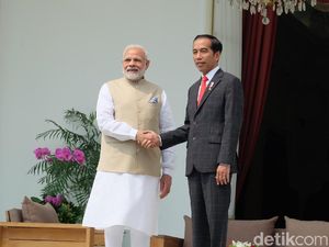 Jokowi Sambut PM India di Istana, Berbincang Akrab di Beranda