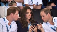 Eits... Pangeran Harry kepo banget tuh! Foto: Dok. Instagram/katenmeg