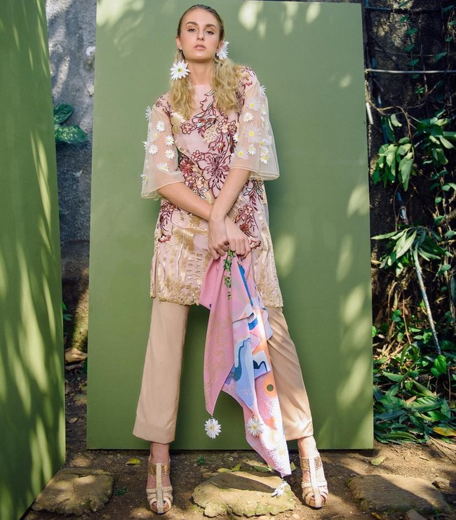 Tunik penuh motif ala Mel Ahyar cocok bagi Anda yang ingin tampil beda dan fashionable di Hari Raya. Foto: Instagram/Mel Ahyar First