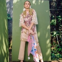 Tunik penuh motif ala Mel Ahyar cocok bagi Anda yang ingin tampil beda dan fashionable di Hari Raya. Foto: Instagram/Mel Ahyar First