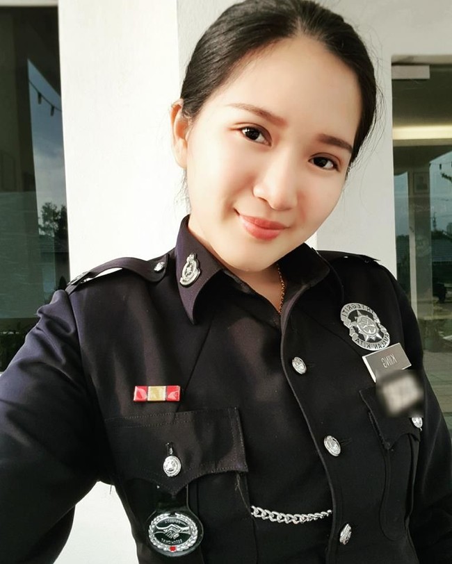 Mengenakan seragam polisi, pesona Oli Lee mampu membuat banyak orang jatuh hati. Foto: Dok. Facebook/Oil Lee
