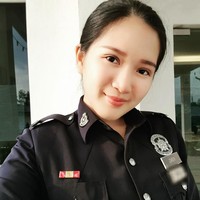 Mengenakan seragam polisi, pesona Oli Lee mampu membuat banyak orang jatuh hati. Foto: Dok. Facebook/Oil Lee