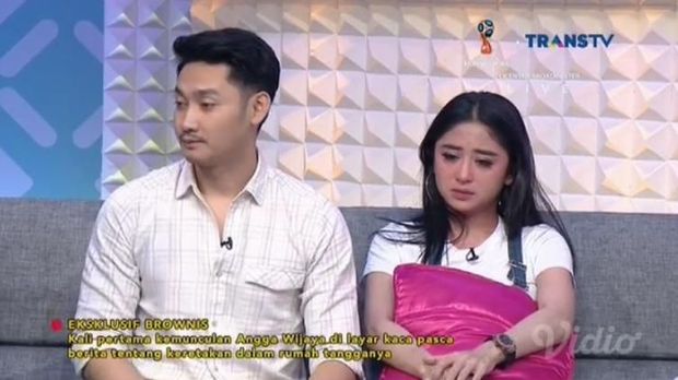 Benarkah Angga Sudah Menalak Dewi Persik?