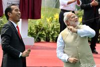 Gaya Jokowi dan PM Modi bermain layang-layang (Rengga Sancaya/detikcom)