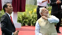 Presiden Joko Widodo (Jokowi) bersama Perdana Menteri India Narendra Modi, asyik bermain layang-layang di Silang Monas, Jakarta, Rabu (30/05/2018).