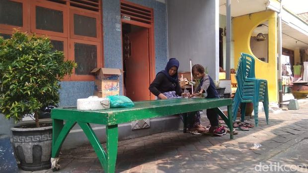 Mamak Tina menunggu kepulangan jenazah putri dan cucunya