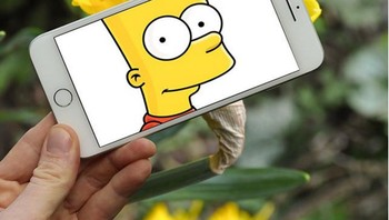 Dourlen menggunakan smartphone iPhone untuk mengambil adegan film lalu mencari objek nyata dengan mencocokkan adegan tersebut. (Foto: Instagram/Francois Dourlen)