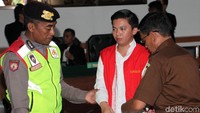 Kedua tangan Kiki kembali diborgol usai sidang vonis.