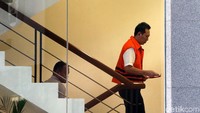 Mohammad Yahya Fuad naik ke ruang pemeriksaan.