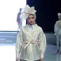 Busana dari bahan organza kini tengah jadi tren. Sebagai inspirasi, Anda bisa membuatnya sebagai blazer berpita yang manis ala Restu Anggraini. Foto: Moh abduh/Wolipop