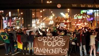 Demo dan pemogokan kerja besar-besaran terjadi di kota Sao Paulo, Brasil. Hal tersebut diawali dari keputusan untuk menaikan harga solar oleh perusahan minyak negara, Petrobas. Diego Vara/Reuters.