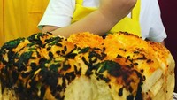 Makannya banyak banget nih, pantesan pipinya gembul. El makan roti dari bakery mereknya sendiri yang bernama Barack Bakery. Foto: instagram @alexanderbarackel