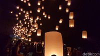 Detik-detik saat lampion diterbangkan sangatlah dramatis. Suasananya pun magis dan damai. (Pertiwi/detikTravel)