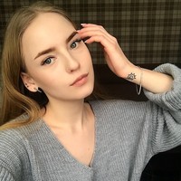 Bagaimana menurutmu dengan pesona Oksana yang dijuluki netizen sebagai guru matematika terseksi ini? Foto: Instagram