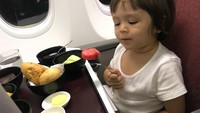 Meskipun masih balita, El sudah dibuatkan akun instagram bernama @alexanderbarackel. Galeri fotonya berisi kegiatan El sehari-hari. Kalau ini posenya saat makan buah semangka. Foto: instagram @alexanderbarackel
