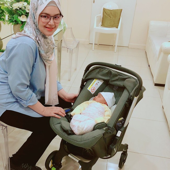 Siti Nurhaliza kembali mengunggah penampilannya yang sudah langsing pasca melahirkan. Kali ini dia berpose bersama bayinya Siti Aafiyah yang sudah berusia satu bulan. Siti pun mengungkapkan berat badannya sudah turun 17,8 kg. Foto: Instagram/ctdk