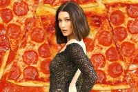 Ngidam Pizza, Bella Hadid Rela Bawa Pizza Sendiri ke Pesawat Pribadinya