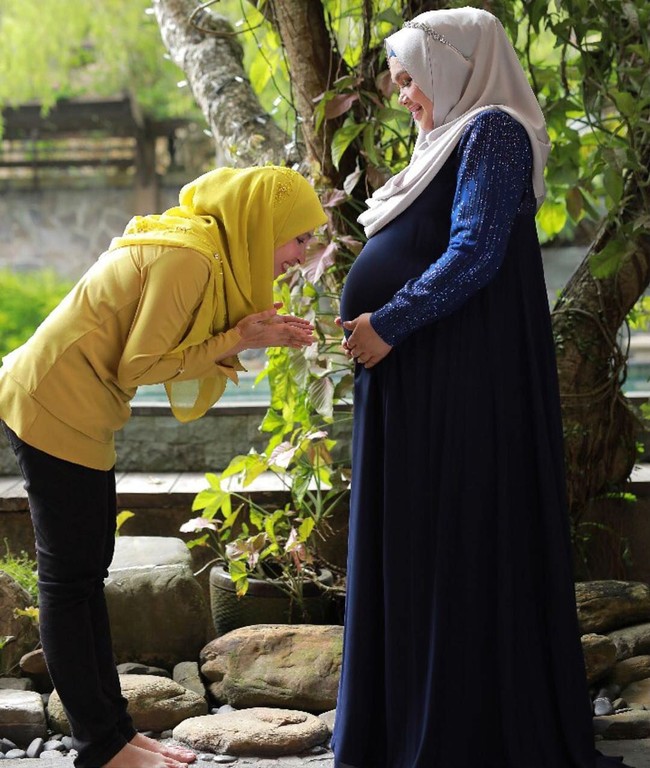 Ini penampilan Siti Nurhaliza di trimester ketiga kehamilannya. Terlihat perut Siti sudah sangat besar. Penyanyi Malaysia ini melahirkan anak pertamanya yang berjenis kelamin perempuan pada 19 Maret 2018. Foto: Instagram/ctdk