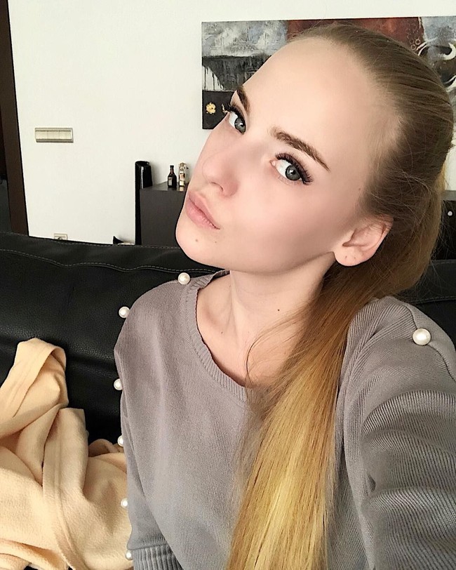 Foto-foto yang ditampilkan di media sosial itu menurut Oksana dibuat untuk menunjukkan bahwa intelegensia dan keseksian bisa berjalan bersamaan. Foto: Instagram